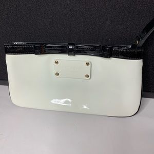 - EUC KATE SPADE WRISTLET WHITE AND BLACK PA…
